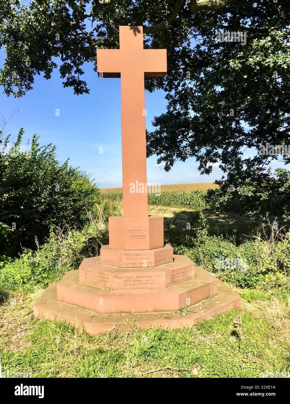 Croce di cotone - una croce alla porta di cotone, Christleton racconta la storia di Giovanni Bruen, scudiero di Stapleford , un devoto Puritan, che hanno distrutto tante croci in zona. Eretto per commemorare il Millenium - Immagine stock catturata con smartphone