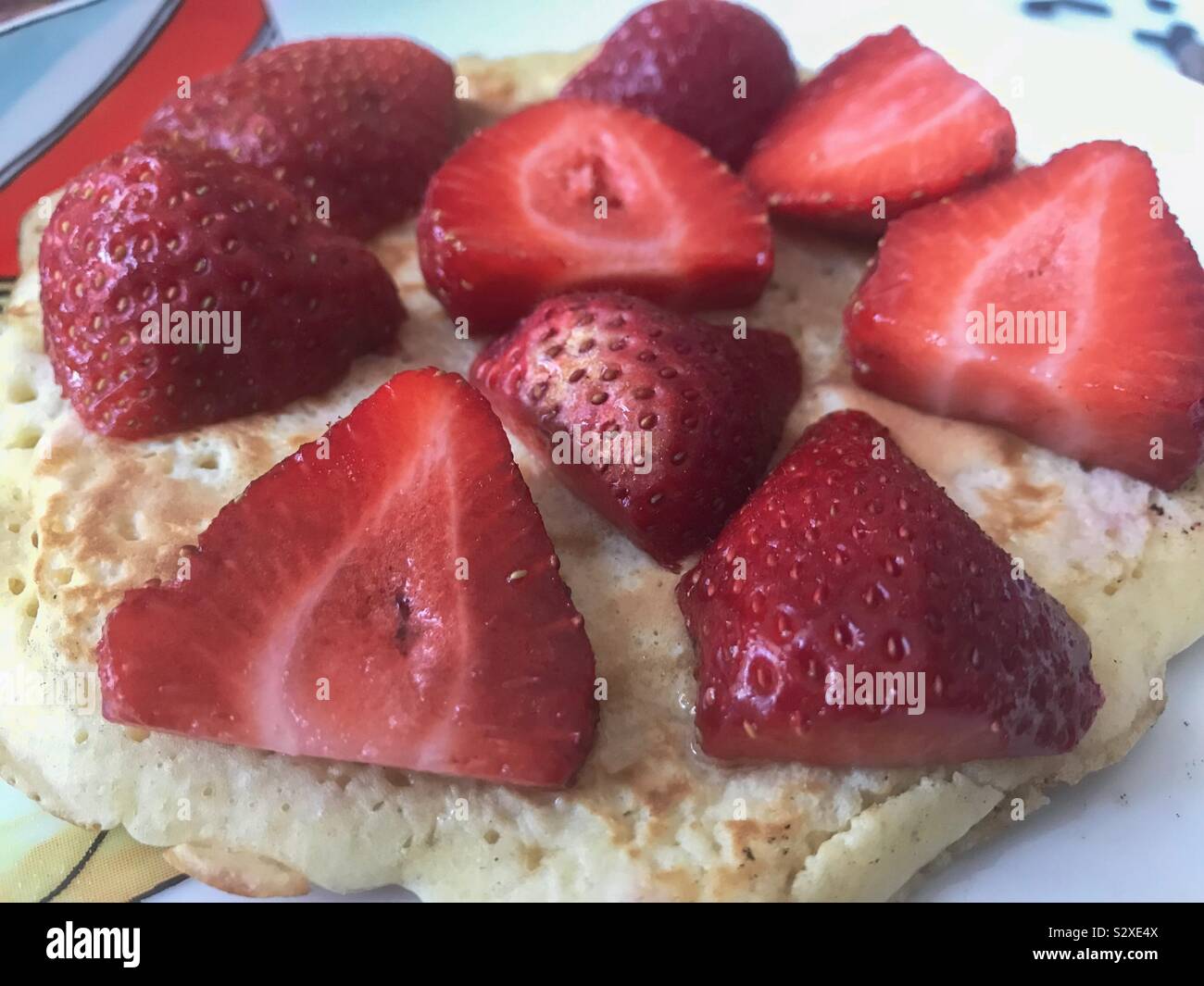 Pancake con fragole fresche Foto Stock