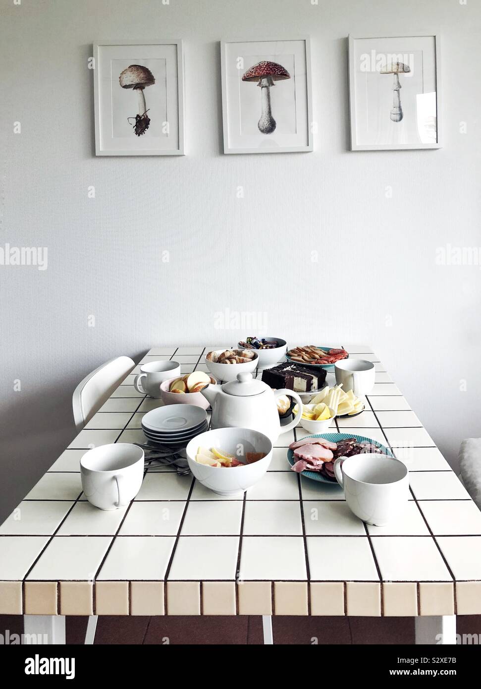 Progettazione moderna cucina bianca con la tabella set per il tè Foto Stock