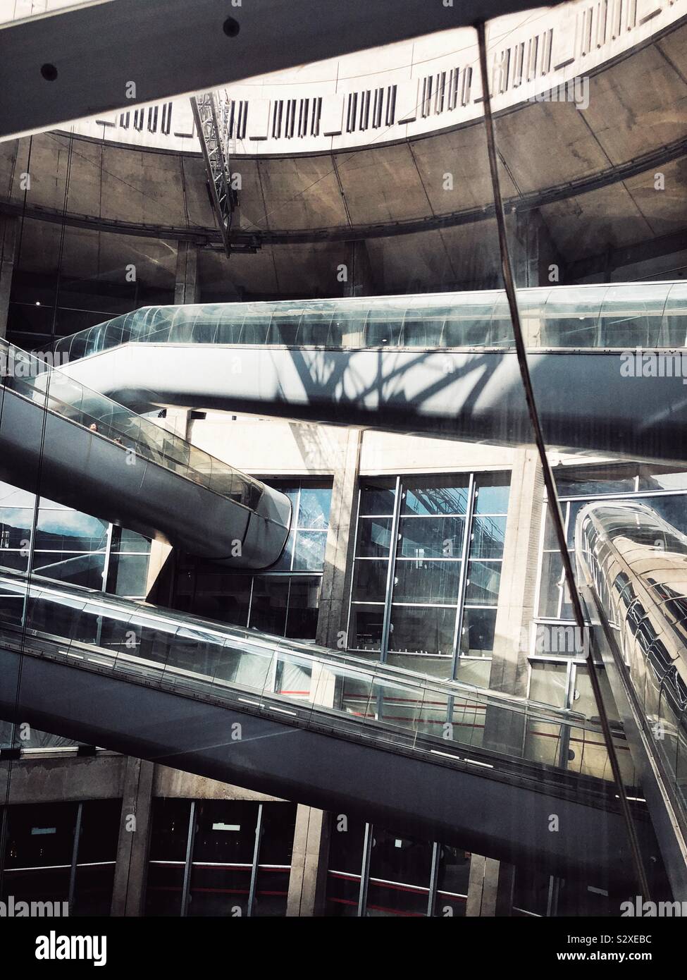 Dettaglio della moderna architettura futuristica dell'aeroporto Charles de Gaulle di Parigi, Francia Foto Stock