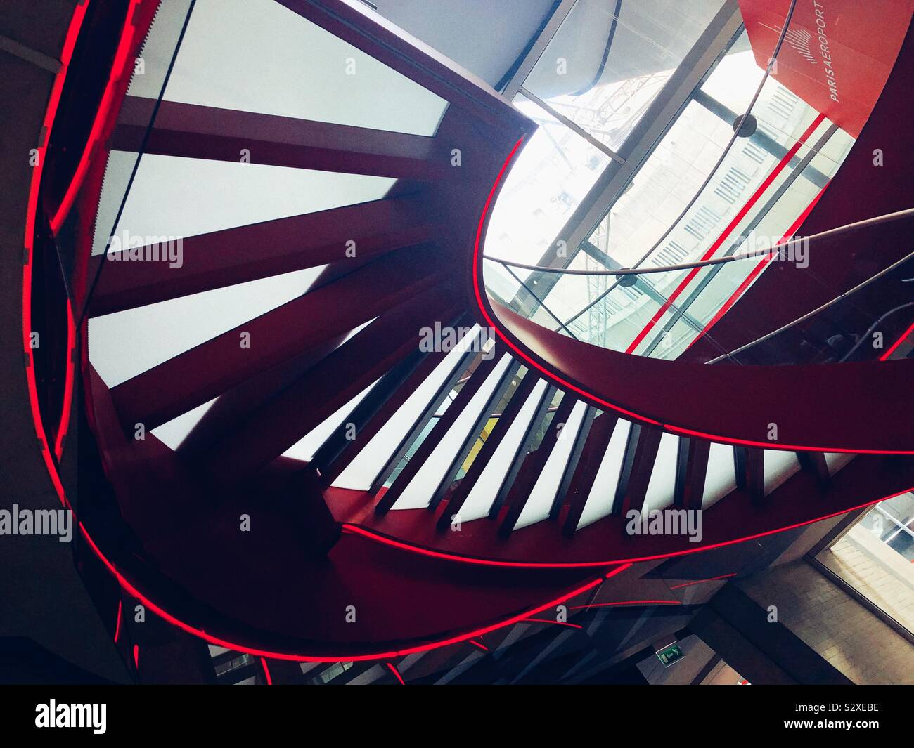 Dettaglio della moderna architettura futuristica dell'aeroporto Charles de Gaulle di Parigi, Francia Foto Stock