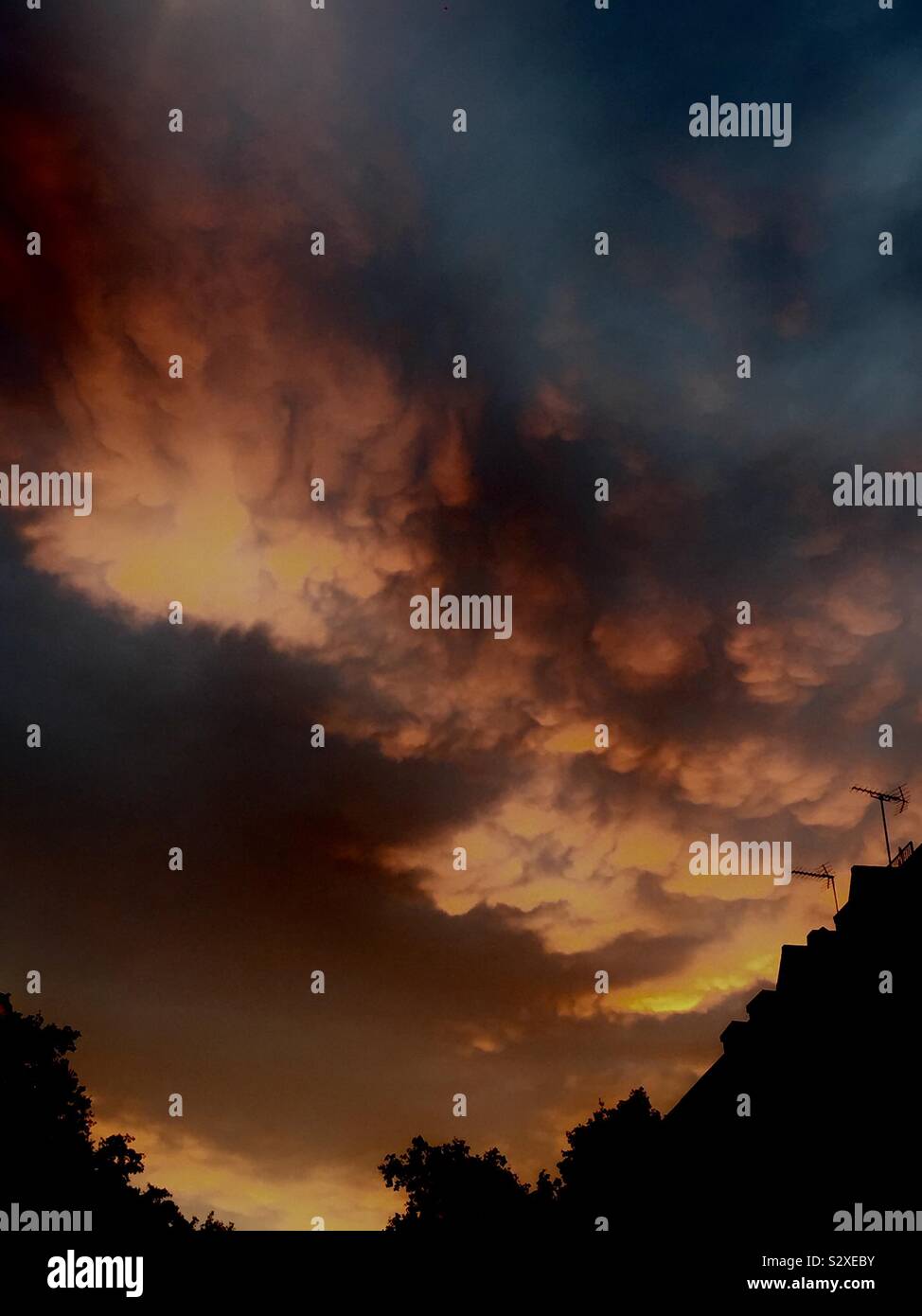 Arancione cielo nuvoloso Foto Stock