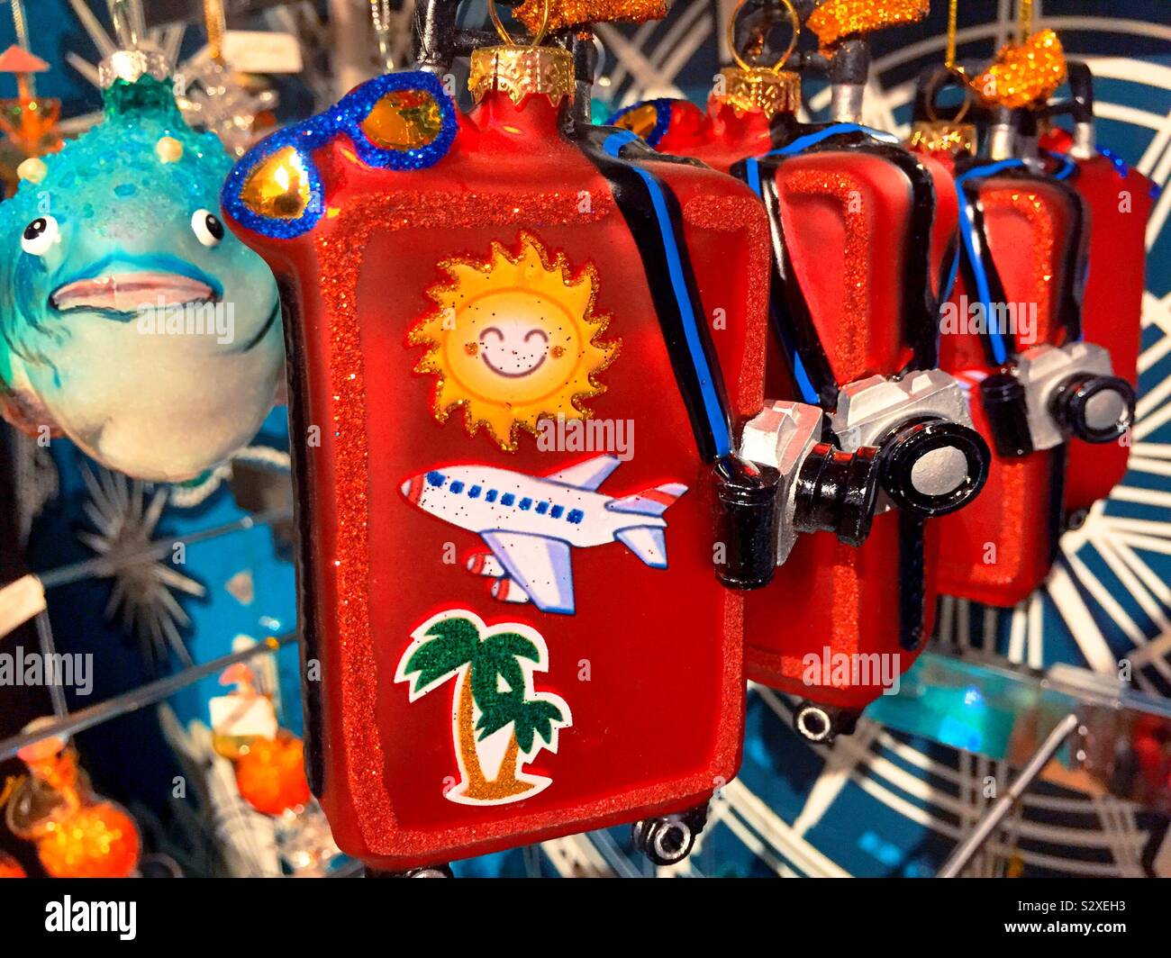 A TEMA Viaggi ornamenti per la vendita in un grande magazzino durante la stagione delle vacanze, STATI UNITI D'AMERICA Foto Stock