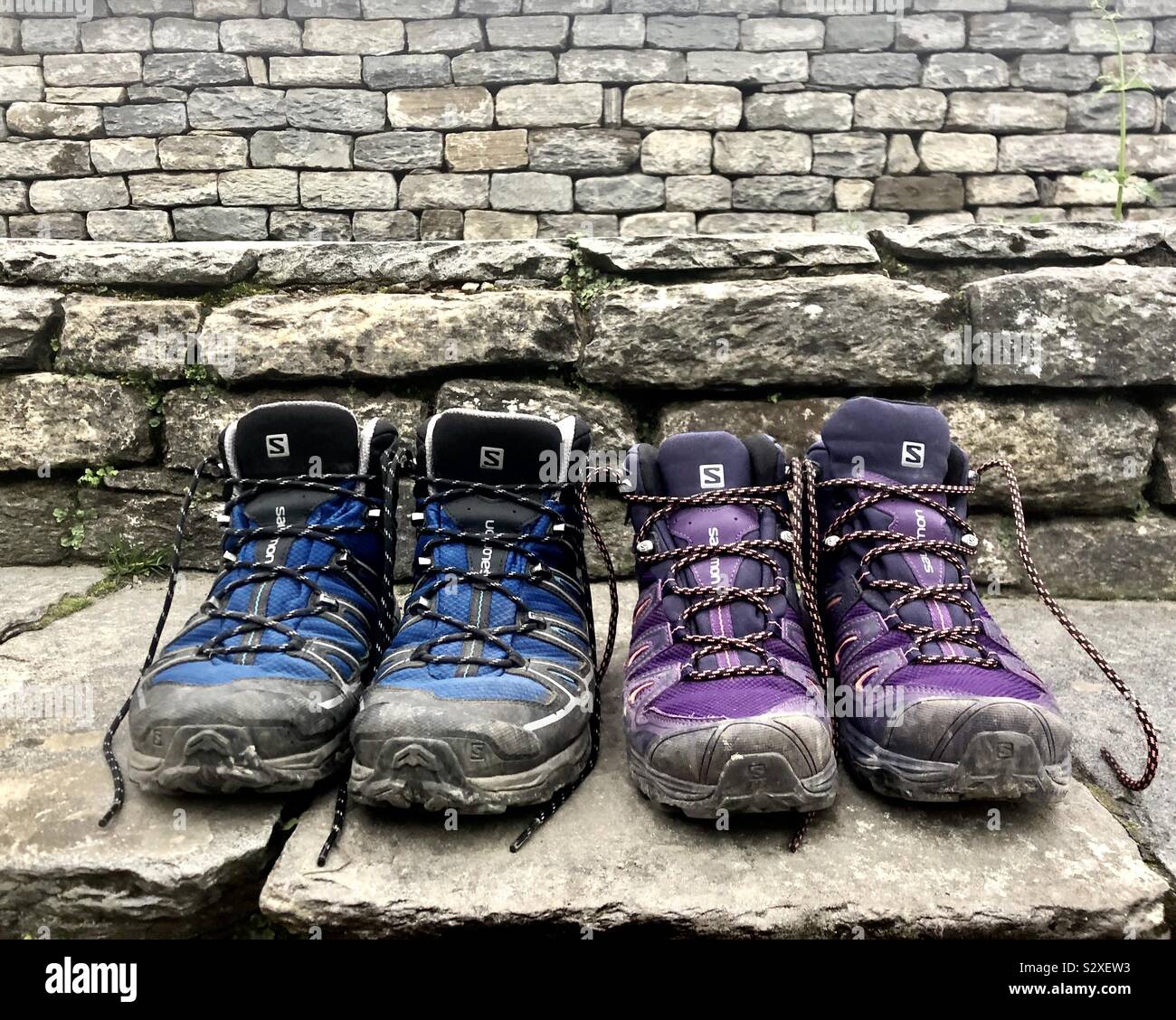 Blu e viola. Le scarpe da trekking a Deurali pitstop in Nepal dopo una lunga giornata. Foto Stock