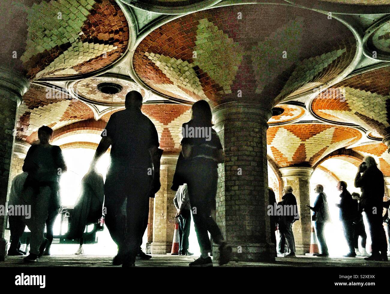 Ai visitatori di ammirare l'architettura del palazzo di cristallo alla metropolitana. Foto Stock