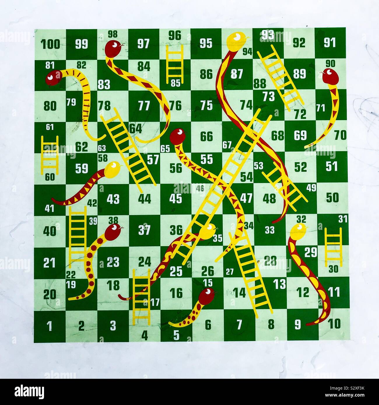 I serpenti e le scale di amministrazione come il piano di un tavolo Foto Stock