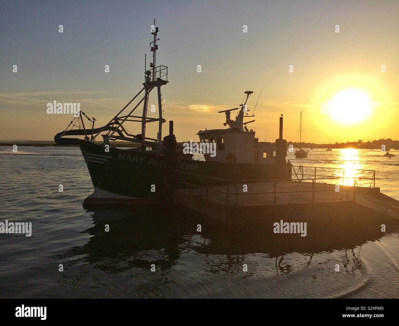 Ormeggiate barche da pesca al tramonto, Leigh On Sea, Regno Unito - Immagine stock catturata con smartphone