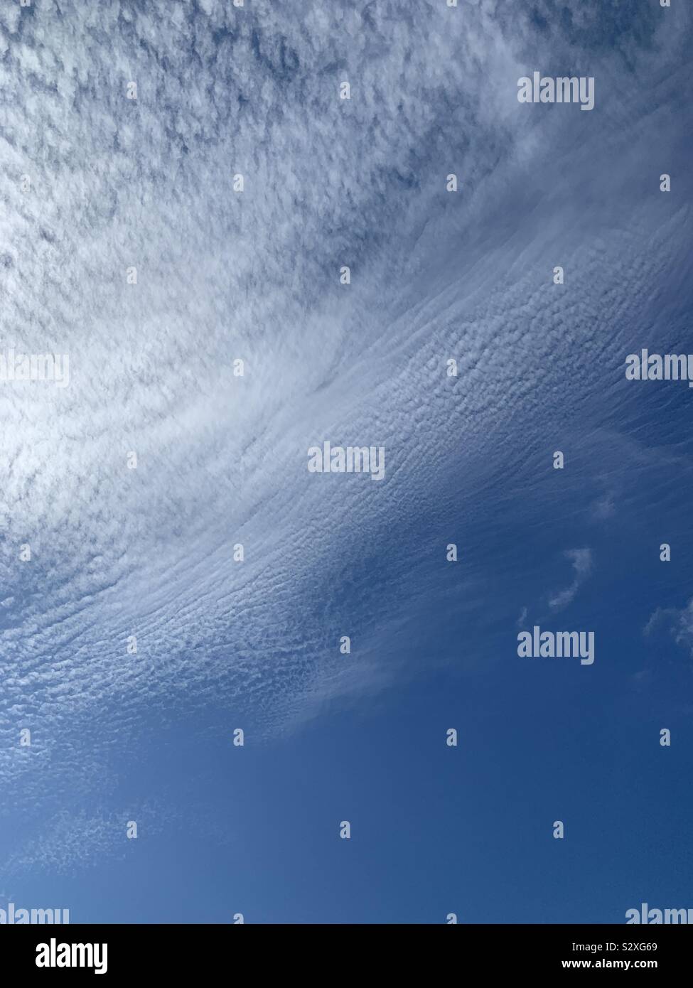 Blue sky con soffici nuvole bianche curvato - Immagine stock catturata con smartphone