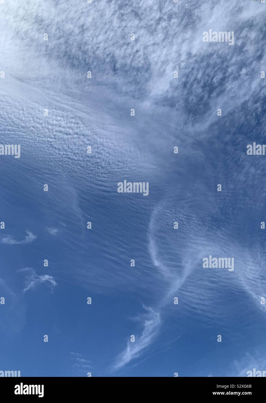 Blue Skies con soft design bianco delle nuvole - Immagine stock catturata con smartphone