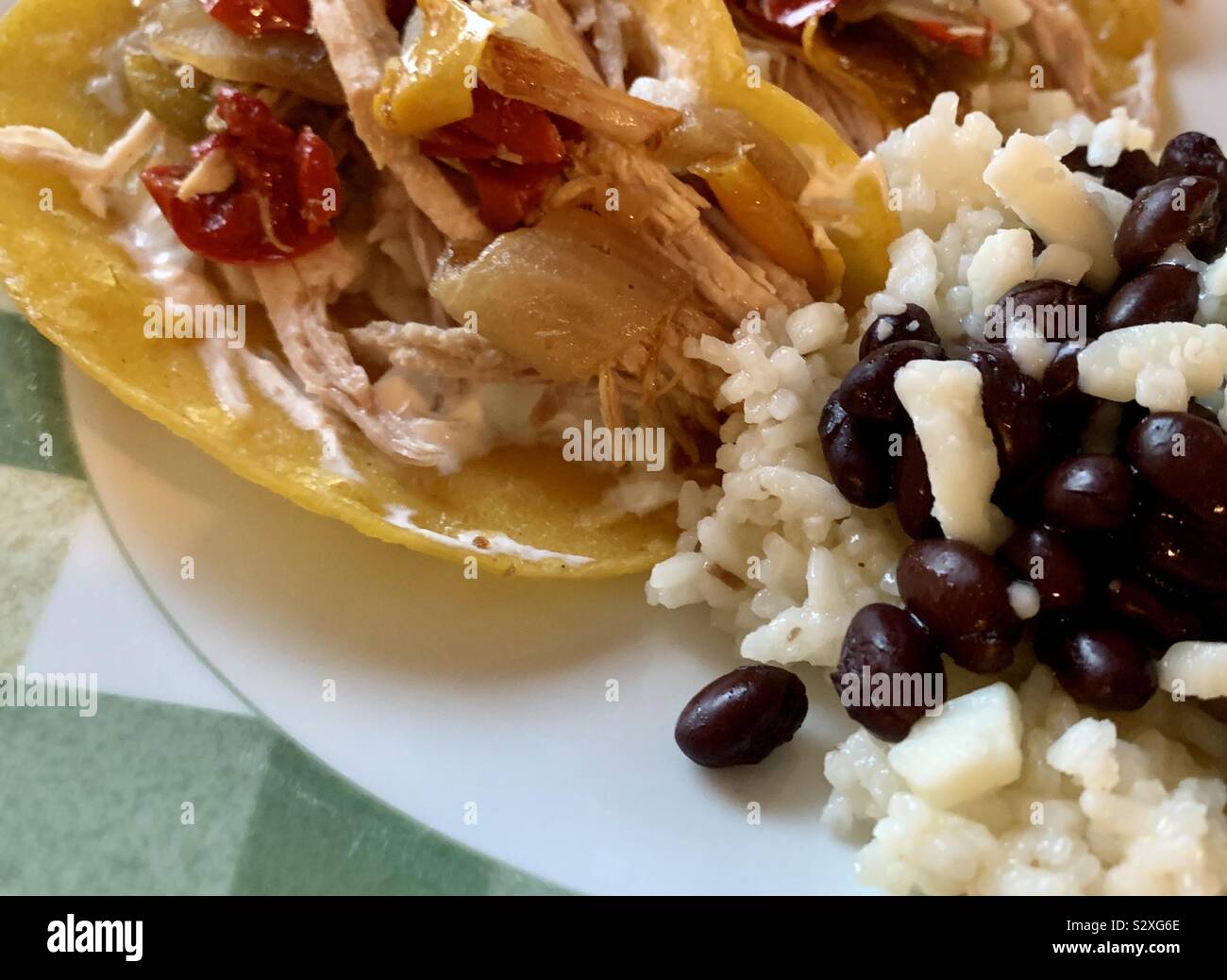 Il mais tacos con Shredded carne di maiale arrosto, sauté di verdure e formaggio. Abbinato a lievemente aromatizzata rosmarino riso e fagioli neri. Foto Stock