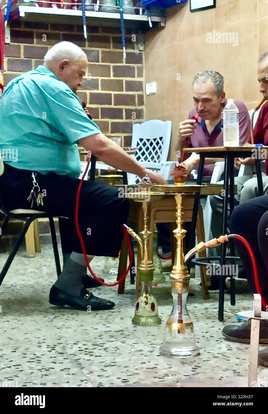 Gli uomini palestinesi Argilah fumare in una piccola caffetteria nella città vecchia di Gerusalemme. Foto Stock