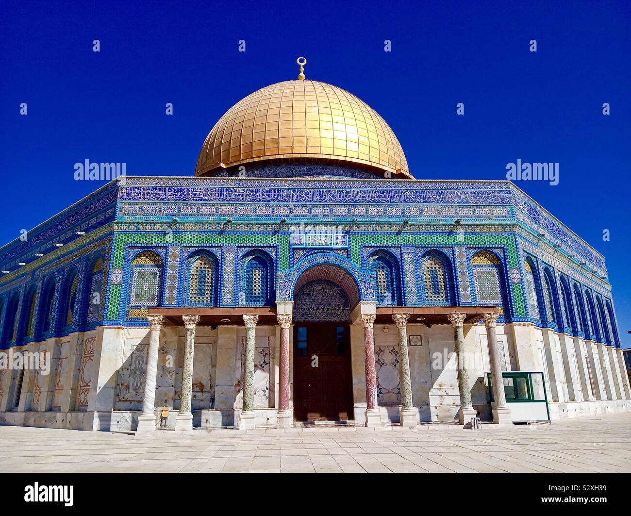 La Cupola della roccia del Monte del Tempio nella città vecchia di Gerusalemme. - Immagine stock catturata con smartphone