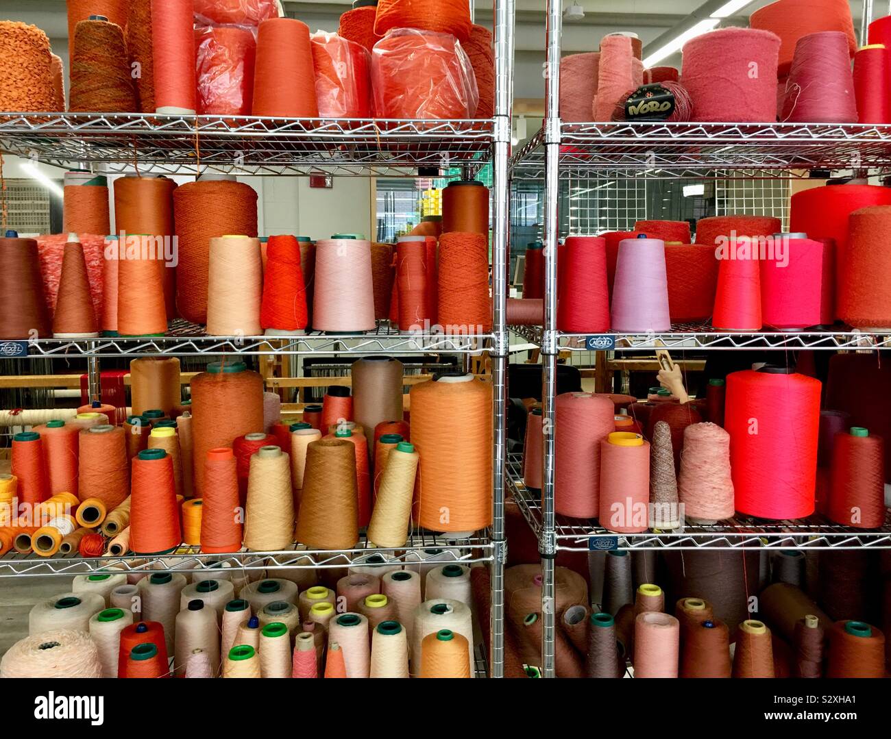 Filo rosso per la tessitura a mano e le macchine di lavorazione a maglia Foto Stock