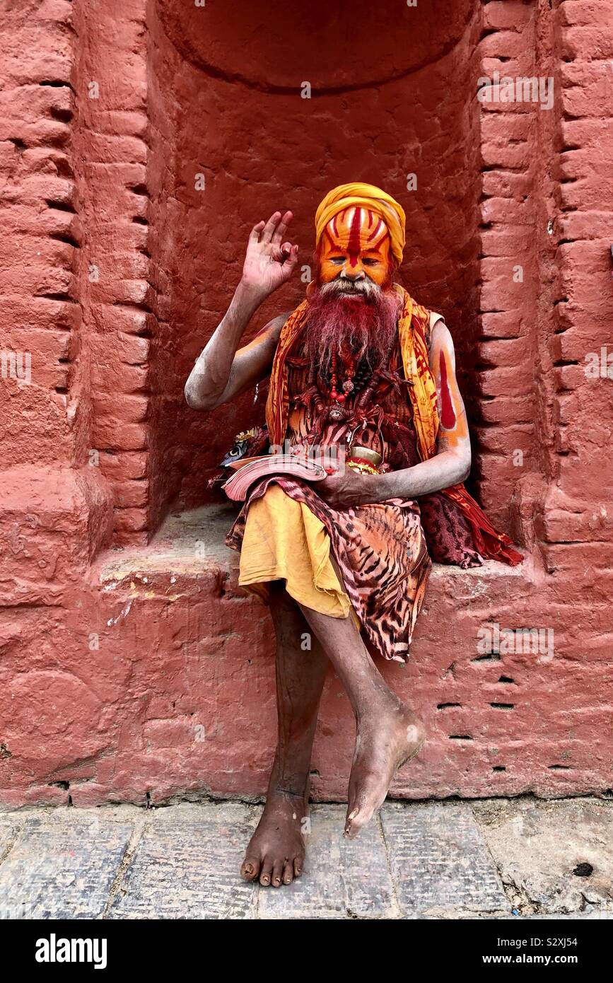Un sadhu o un girovagare uomo santo nel tempio di Pashupatinath complesso in Nepal. Foto Stock