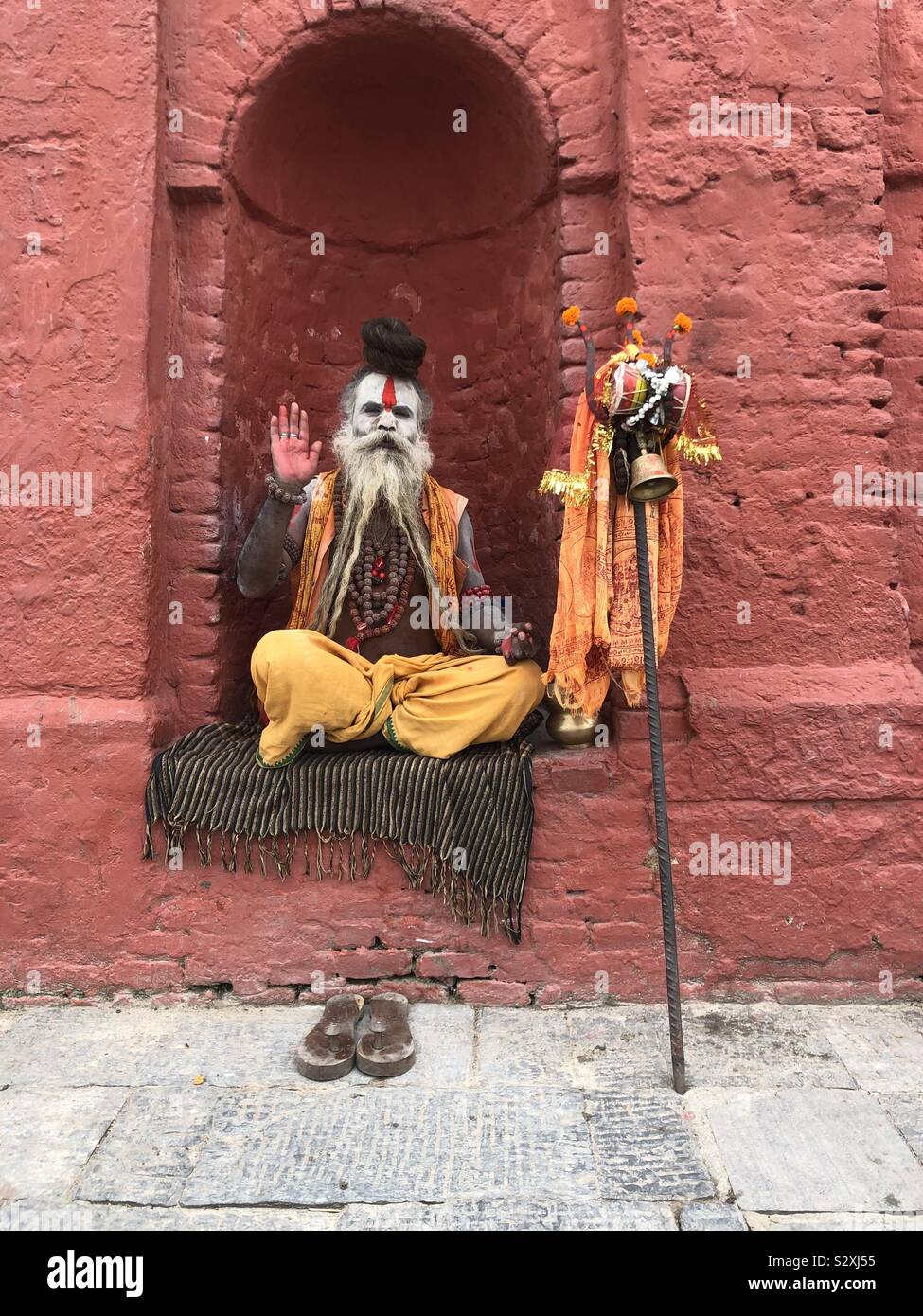 Un sadhu o un girovagare uomo santo nel tempio di Pashupatinath complesso in Nepal. Foto Stock
