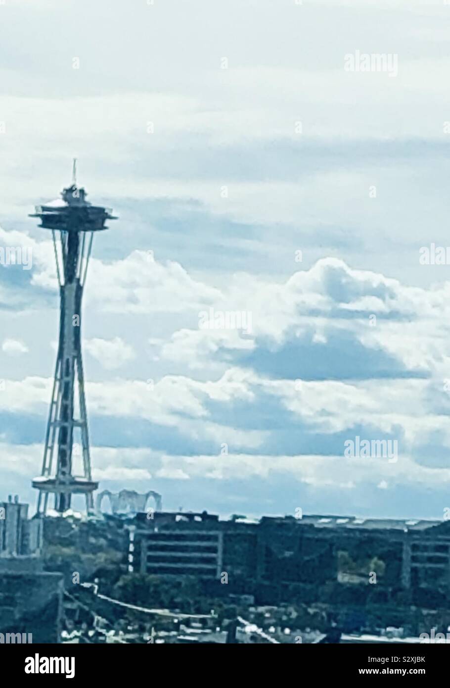 Passando per Seattle e lo Space Needle su un soleggiato - giorno nuvoloso Foto Stock