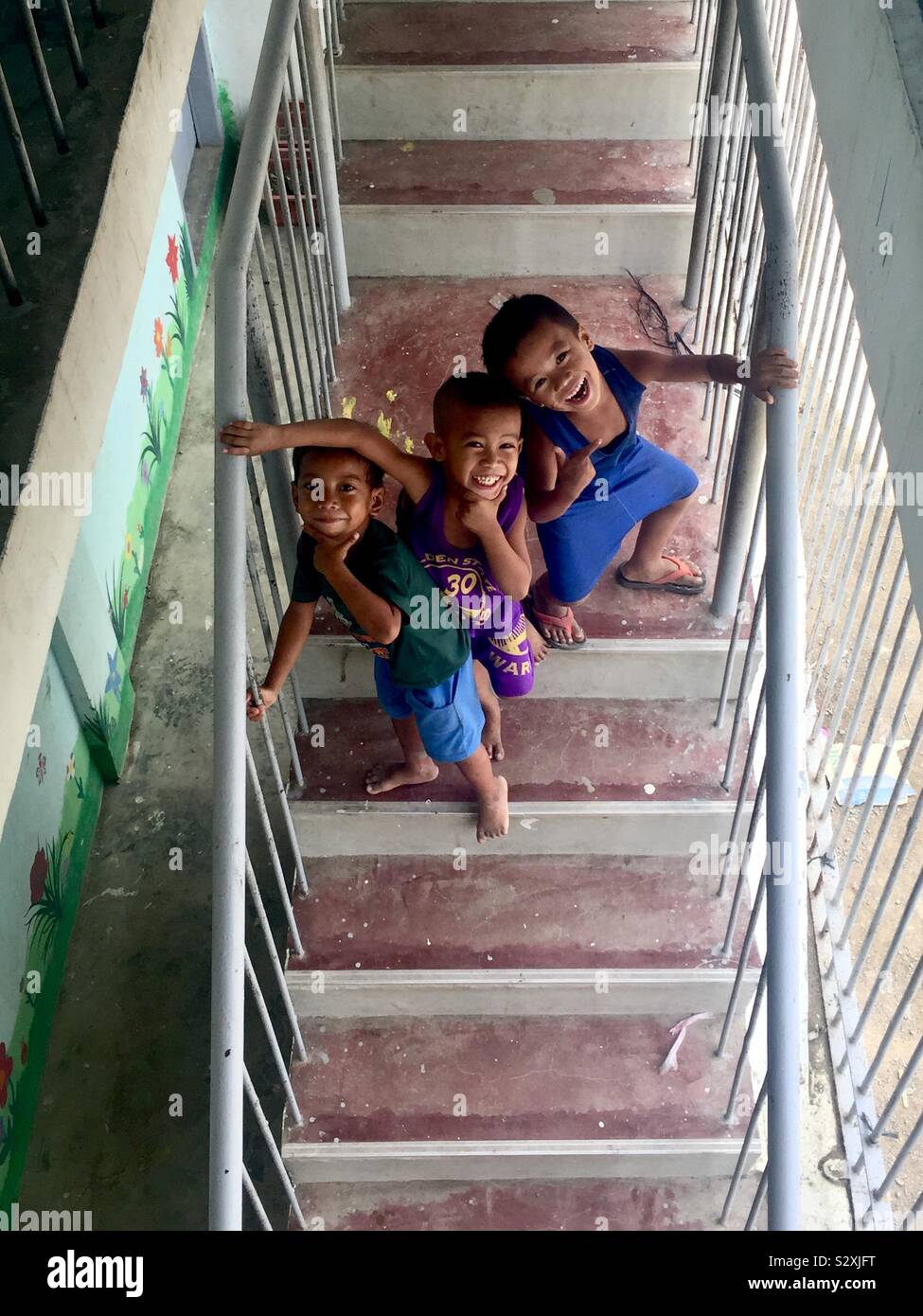 Prendendo una pausa giocando a. Una foto di tre bambini da Cebu, Filippine. Foto Stock