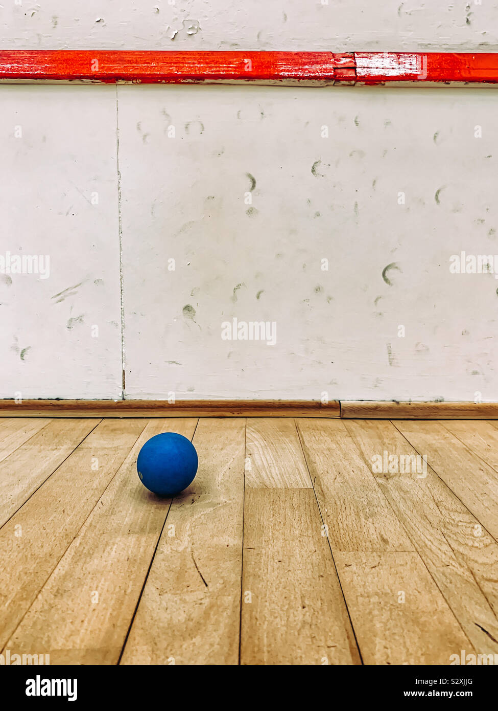 Raquetball su un vuoto di corte - Immagine stock catturata con smartphone