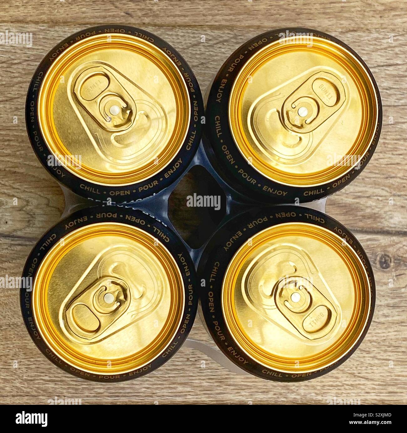 Vista dall'alto di una confezione da 4 di lattine di birra Foto Stock