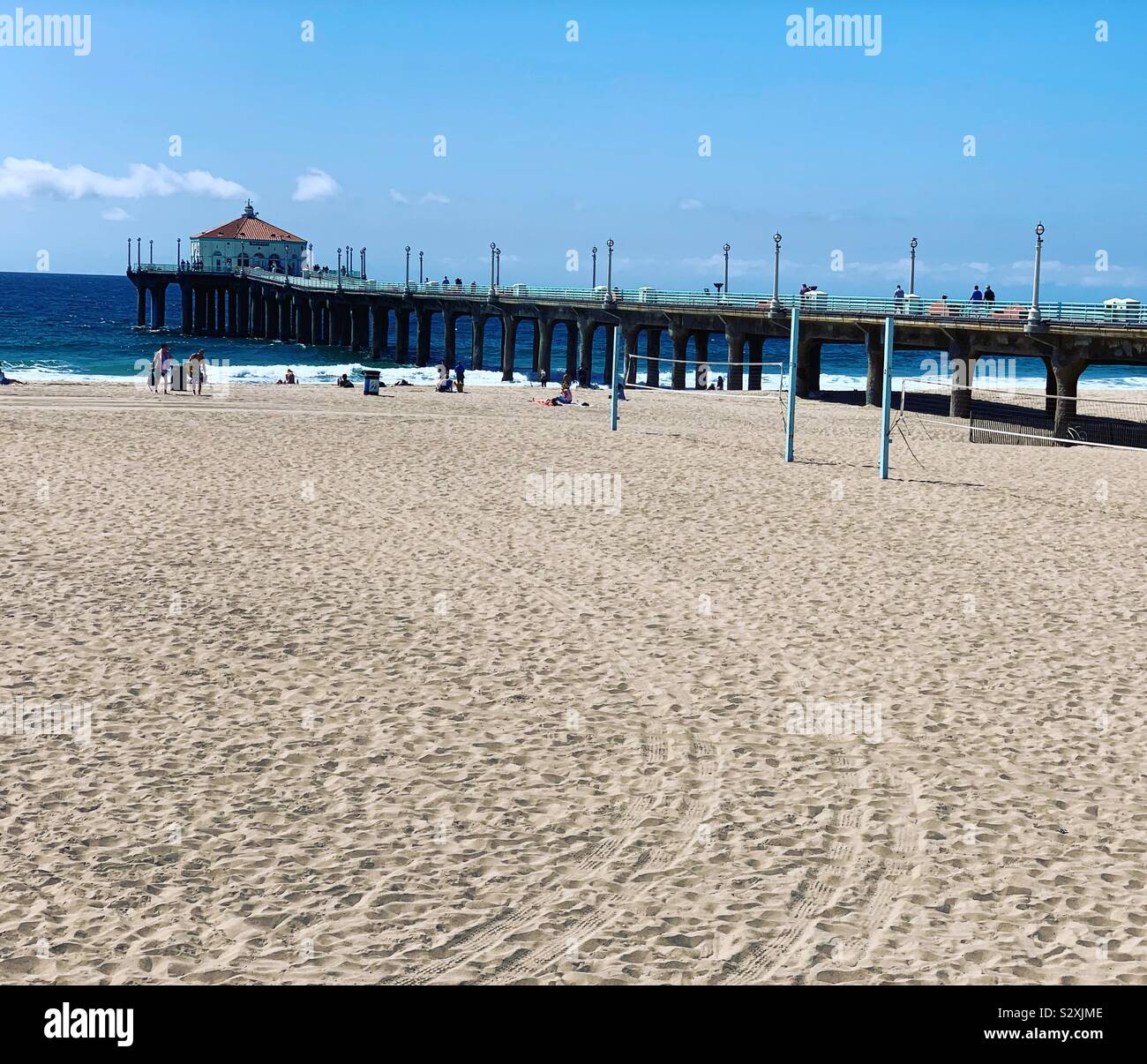 Guardando oltre la spiaggia verso Manhattan Beach Pier, Manhattan Beach, nella contea di Los Angeles, California, Stati Uniti Foto Stock