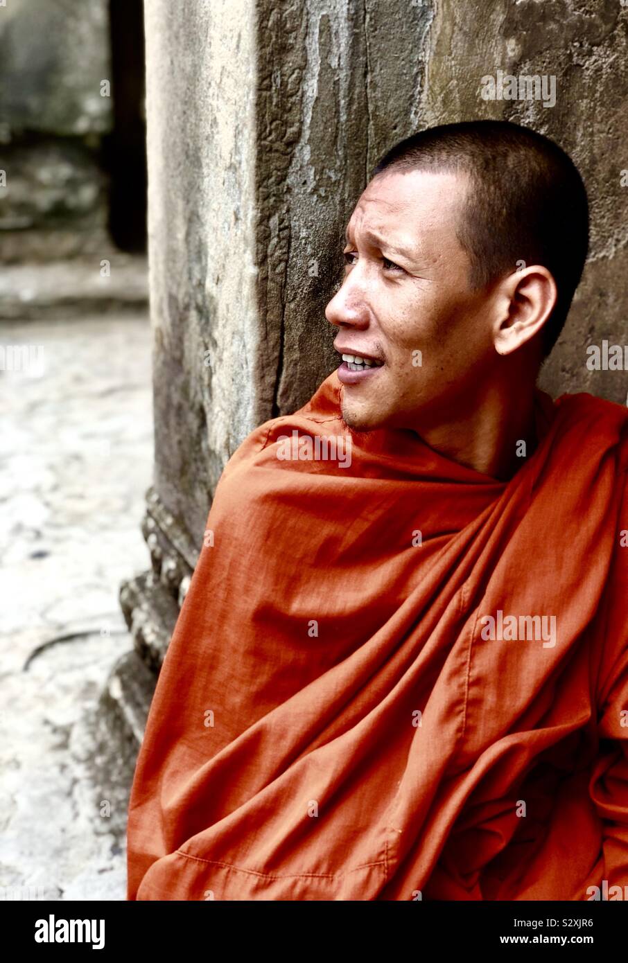 Il profilo di un monaco di Angkor Wat, Siem Reap, Cambogia. Foto Stock