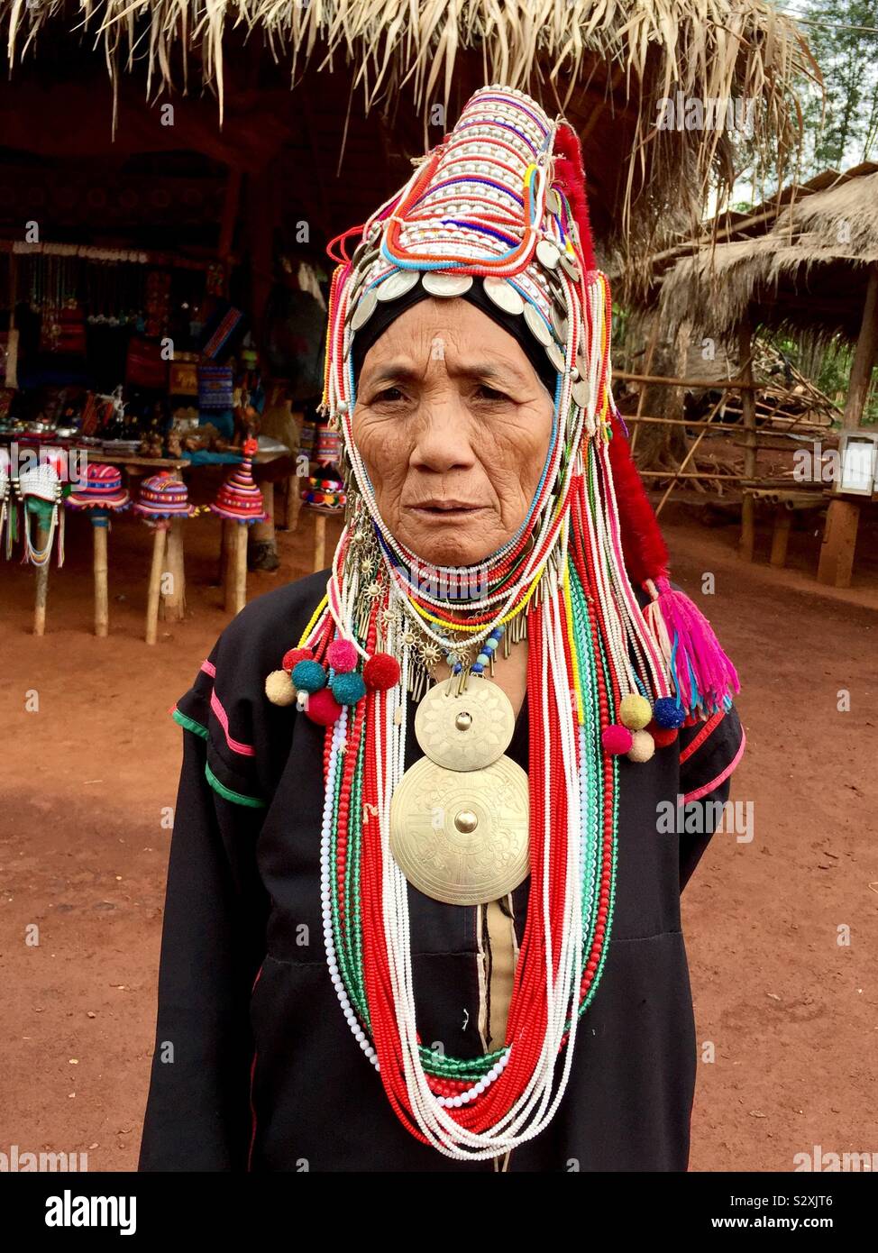 Una vecchia donna dal Akha Hill tribù nel nord della Thailandia. Foto Stock