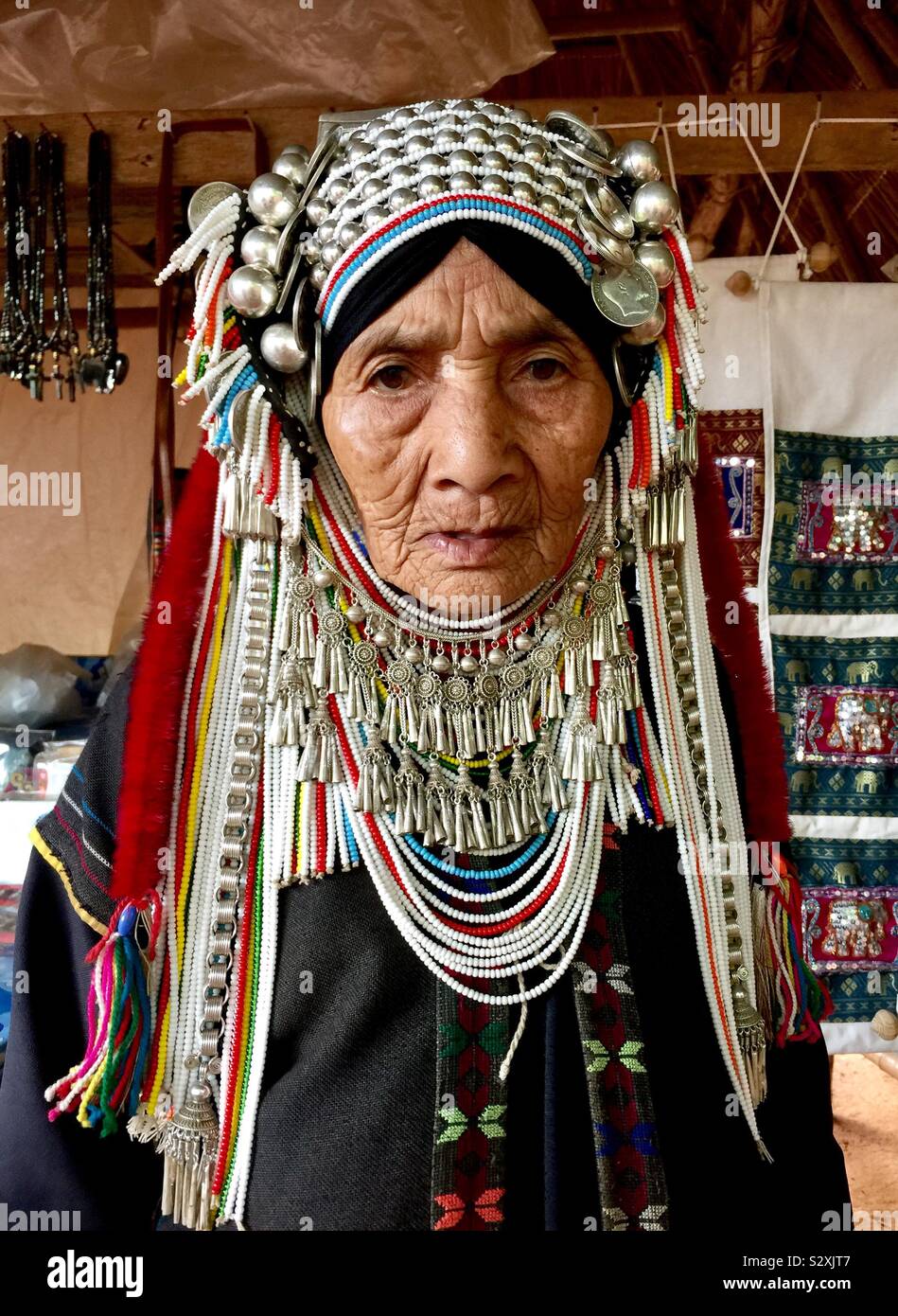Una vecchia donna dal Akha Hill tribù nel nord della Thailandia. Foto Stock