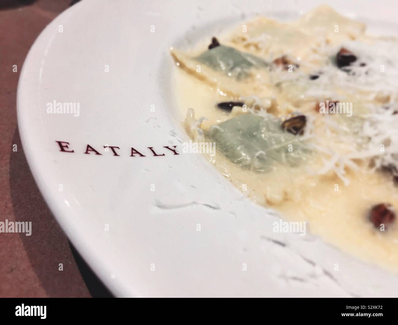 Limone e salsa al pistacchio su un piatto di ravioli a Eataly, Midtown Manhattan, a New York City - Immagine stock catturata con smartphone