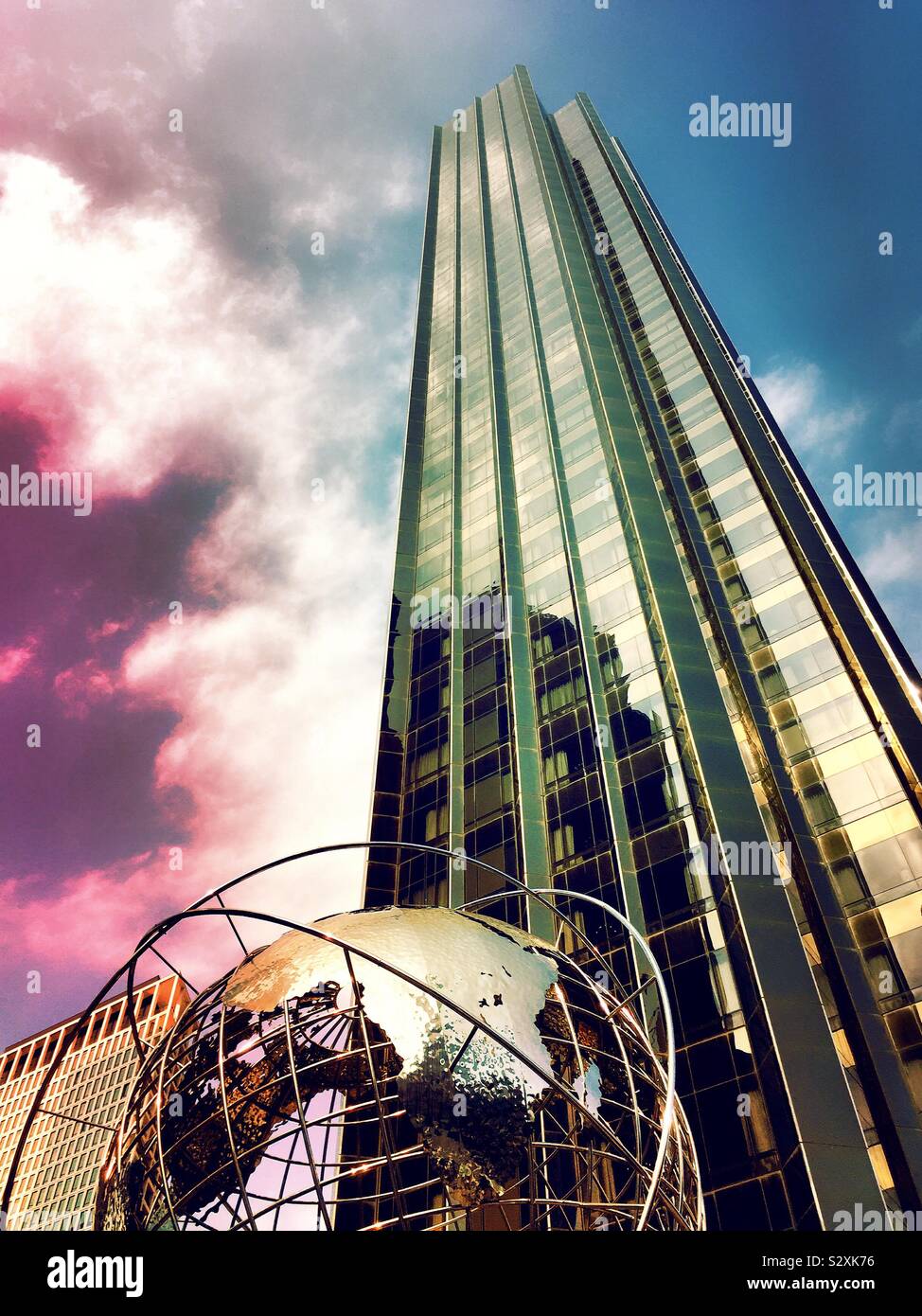 Trump International tower e hotel e il globo in acciaio scultura a Columbus Circle, NYC, STATI UNITI D'AMERICA Foto Stock