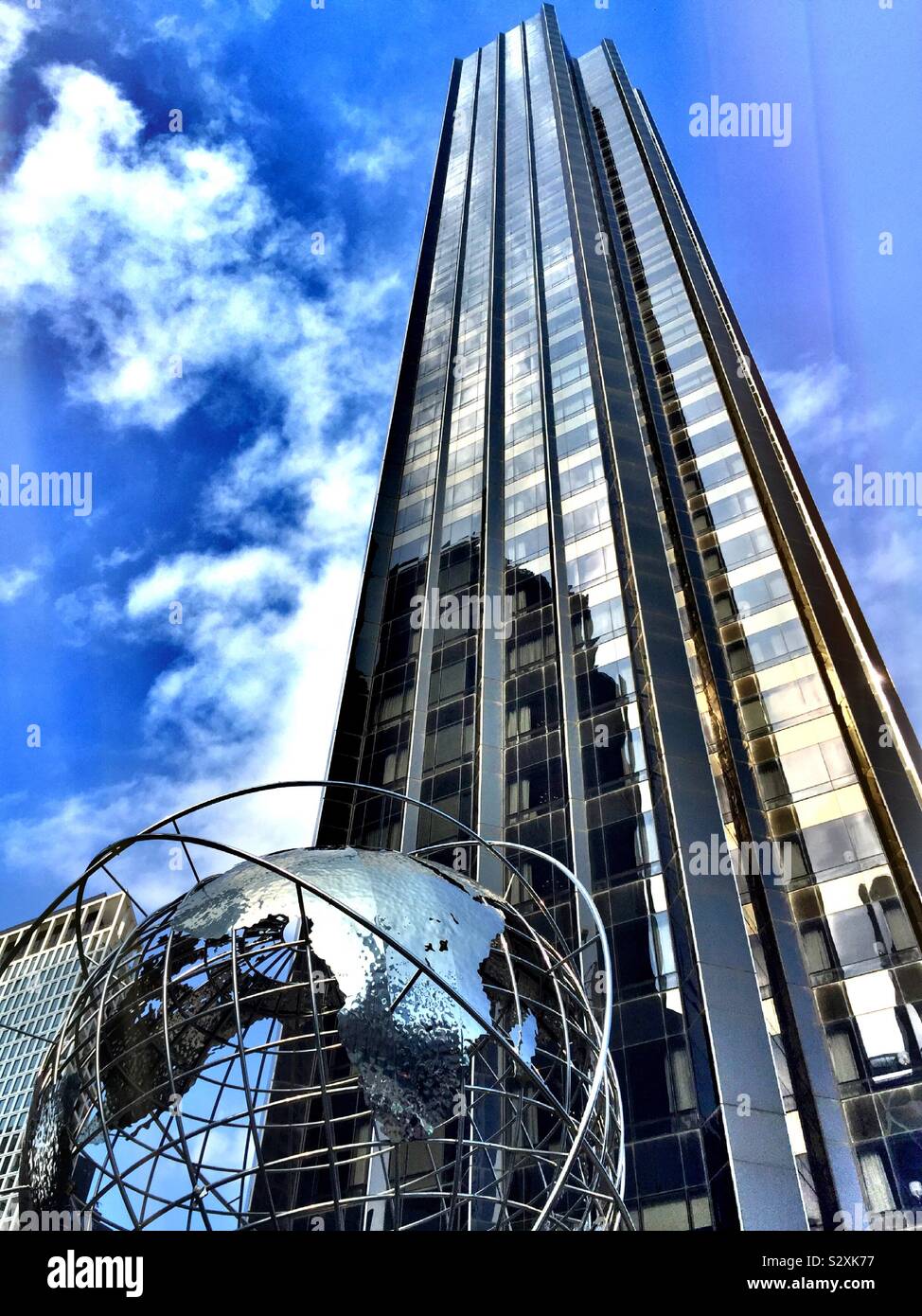 Trump International tower e hotel e il globo in acciaio scultura a Columbus Circle, NYC, STATI UNITI D'AMERICA Foto Stock