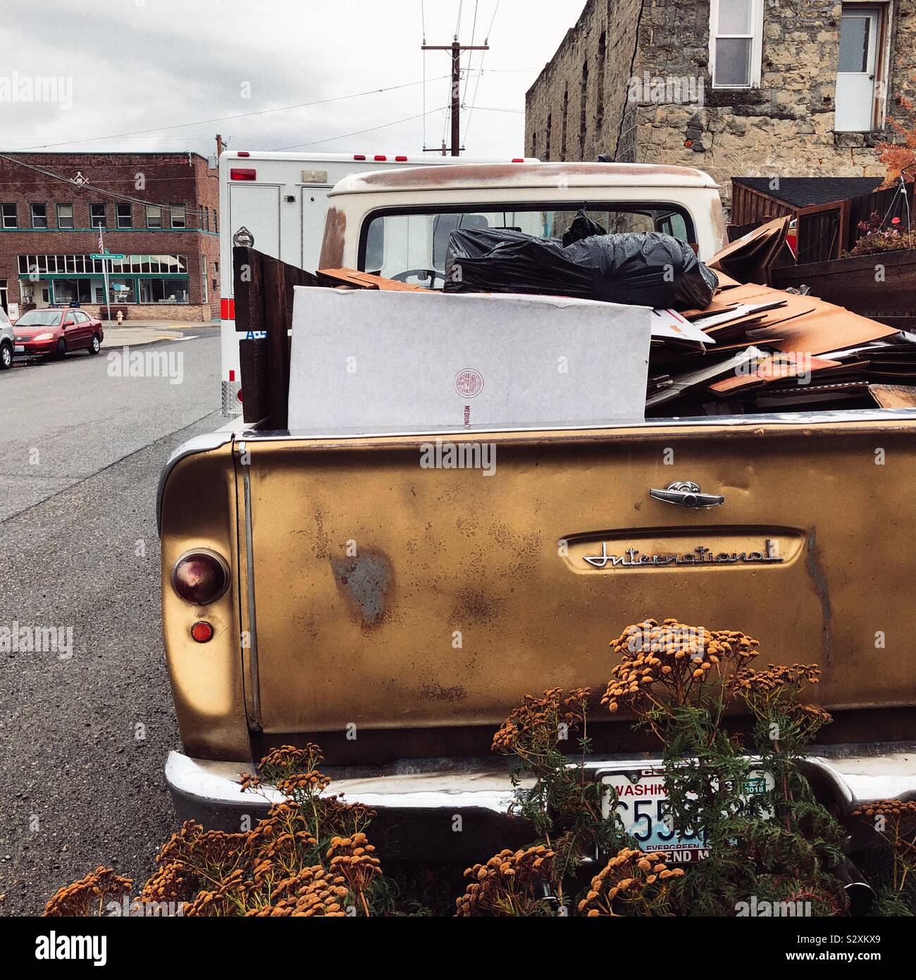 Vecchio carrello pieno di spazzatura in Roslyn, WA Foto Stock