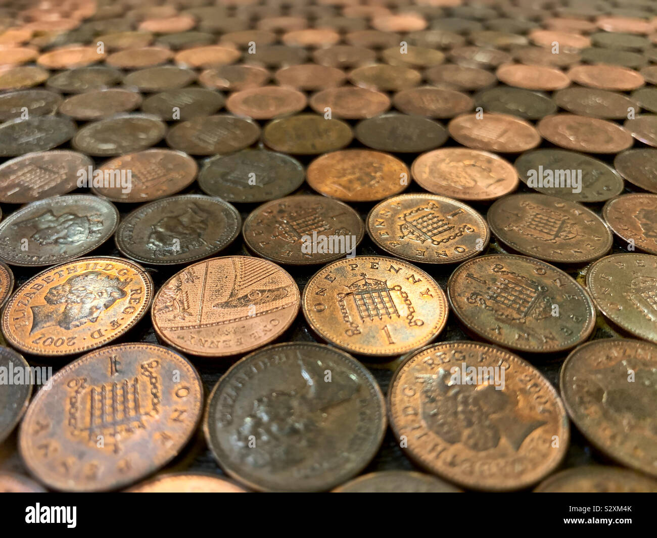 Penny regno unito gbp sterline euro monete denaro Brexit. Economia e tasso di interesse. tassa del 19%. Traliccio Liz. Cancelliere - Immagine stock catturata con smartphone