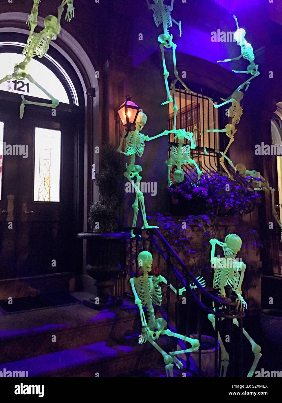 Halloween decorazioni su una arenaria di Murray Hill, NYC, STATI UNITI D'AMERICA Foto Stock
