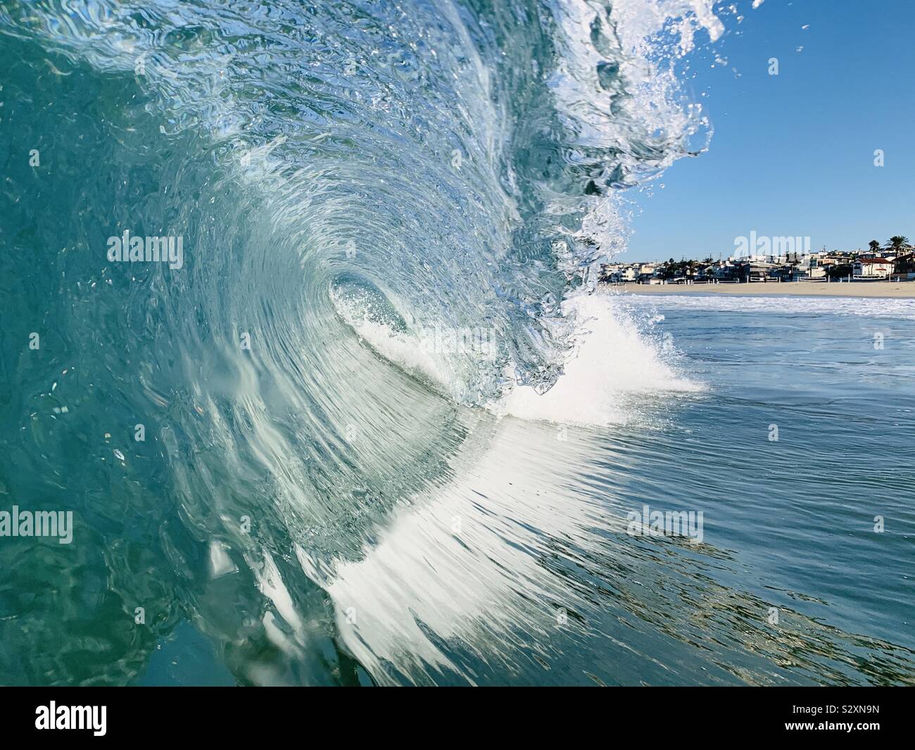 All'interno di un'onda. Manhattan Beach, California USA. Foto Stock