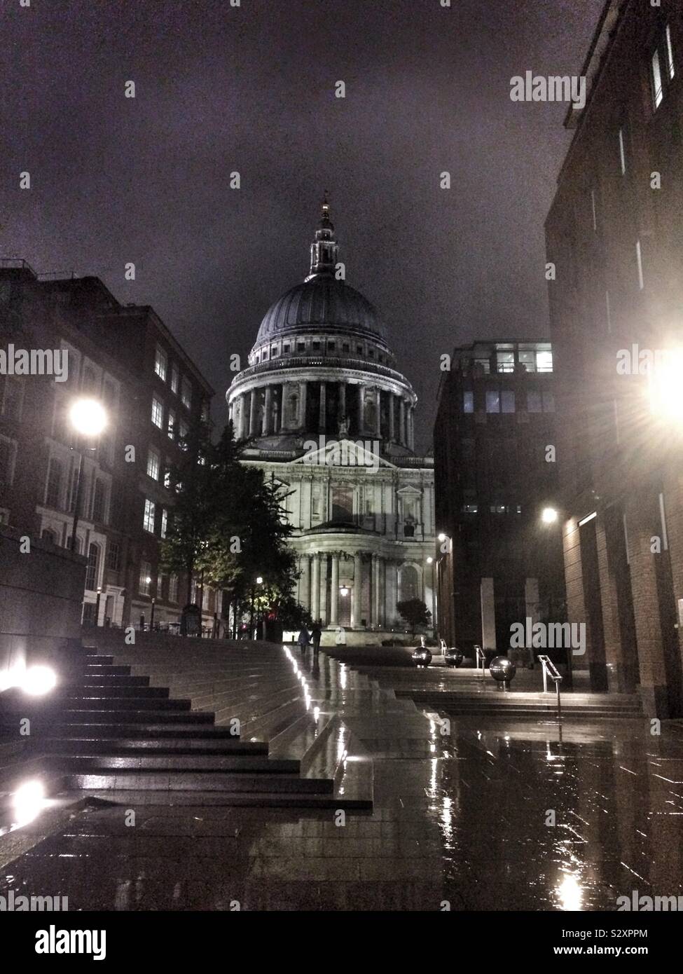 La Cattedrale di St Paul in una piovosa notte Foto Stock