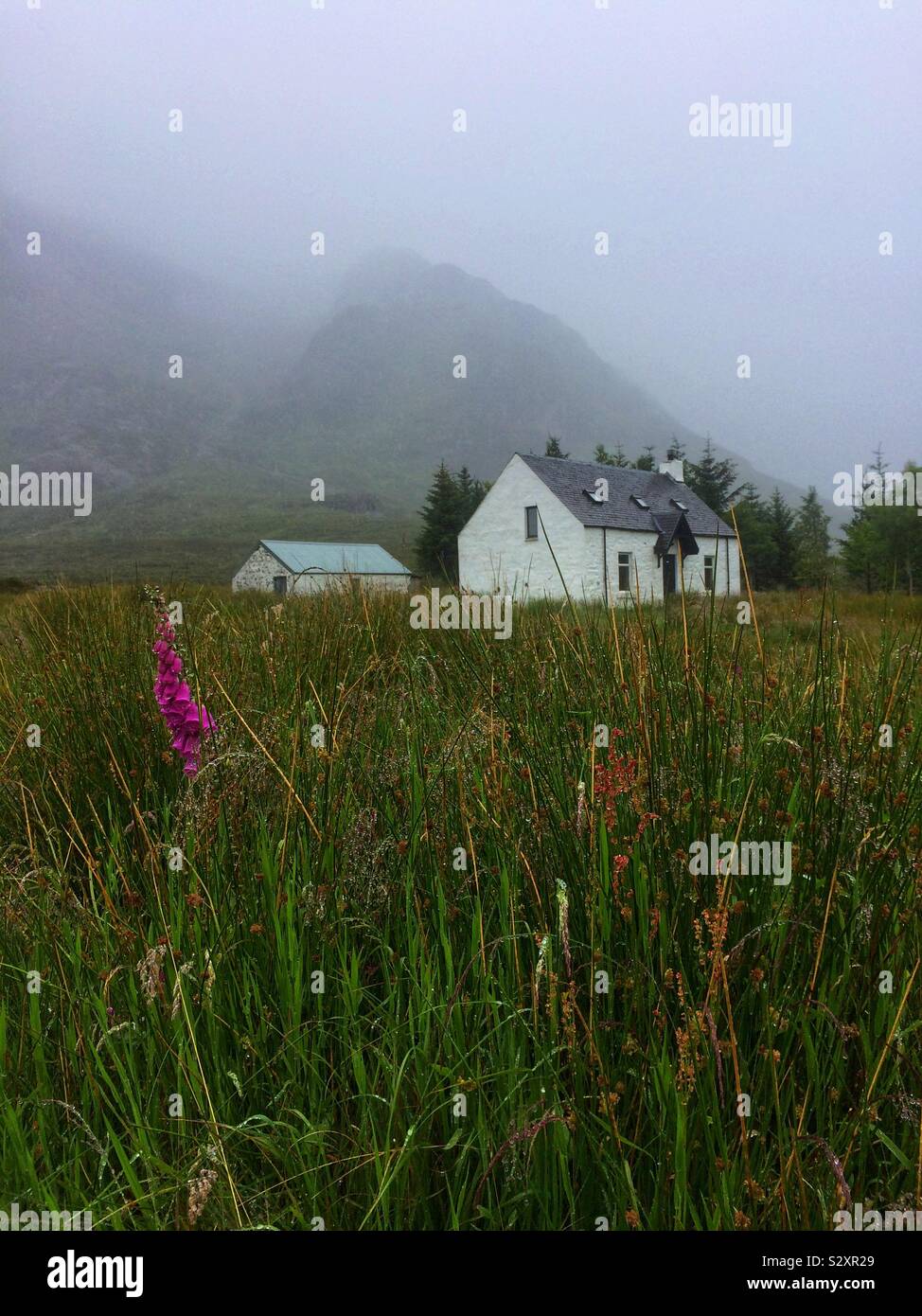 Unico piccolo cottage, Glencoe, regione delle Highlands, Scozia - Immagine stock catturata con smartphone