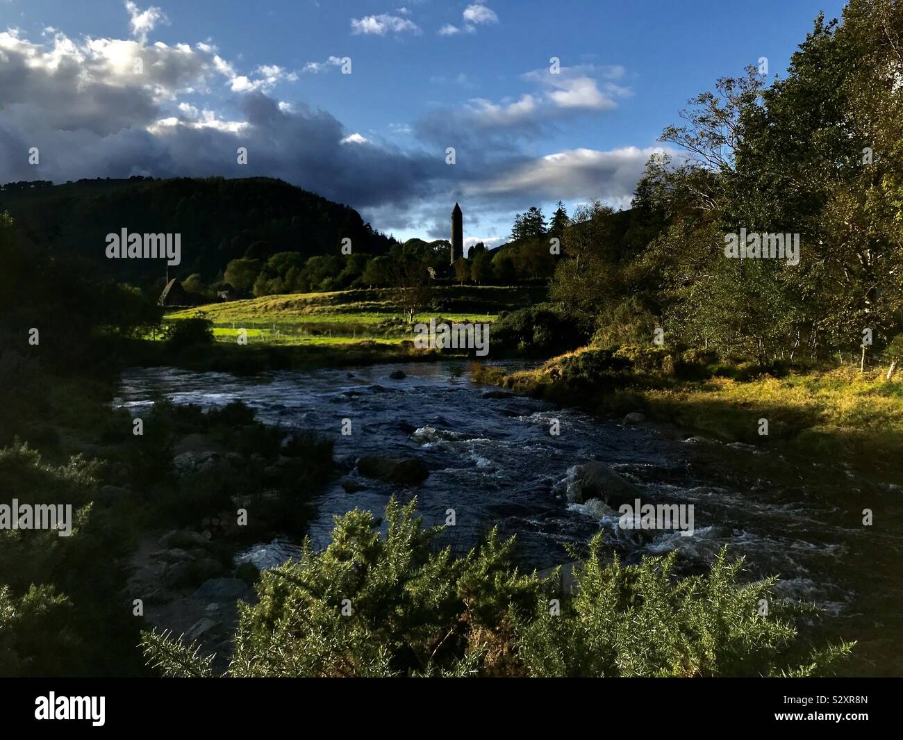 La torre rotonda a Glendalough, Co. Wicklow, Irlanda. - Immagine stock catturata con smartphone