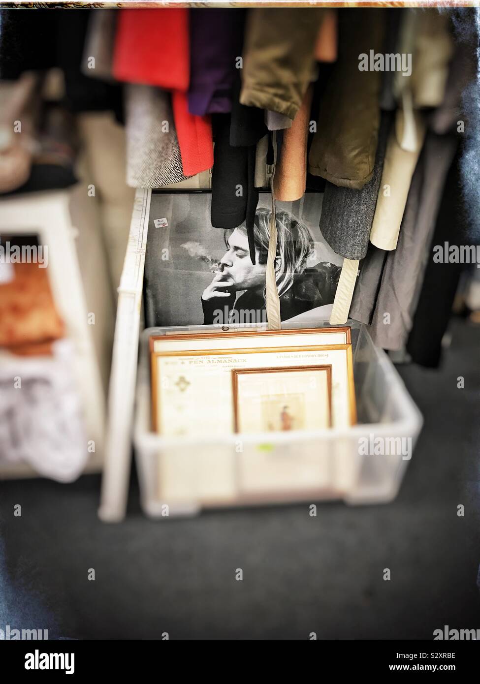 Ritratto incorniciato di Kurt Cobain in vendita in un negozio di carità in East Finchley, Londra - Immagine stock catturata con smartphone
