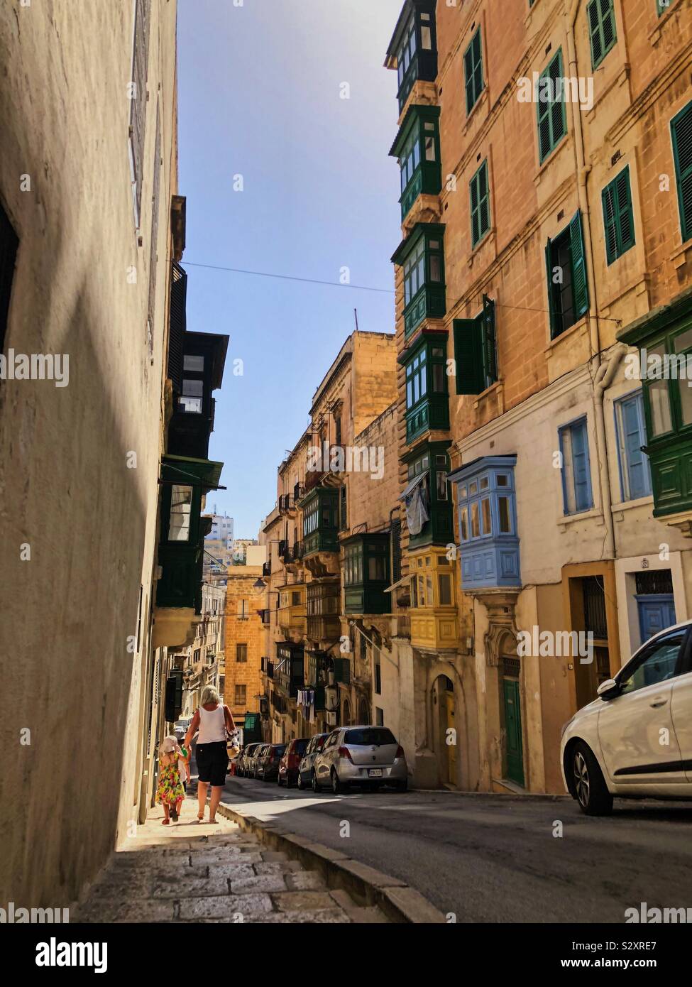 La Valletta, Malta; guardando verso il basso di strada con la luce del sole e ombre. - Immagine stock catturata con smartphone