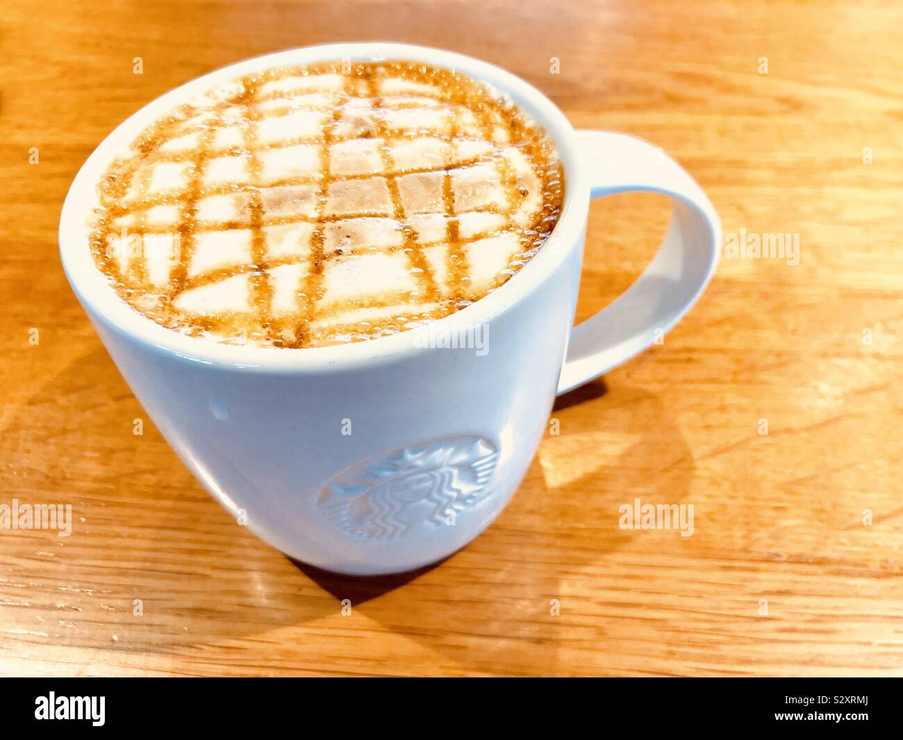Starbucks caramello macchiato di caffè bevanda calda Foto stock - Alamy