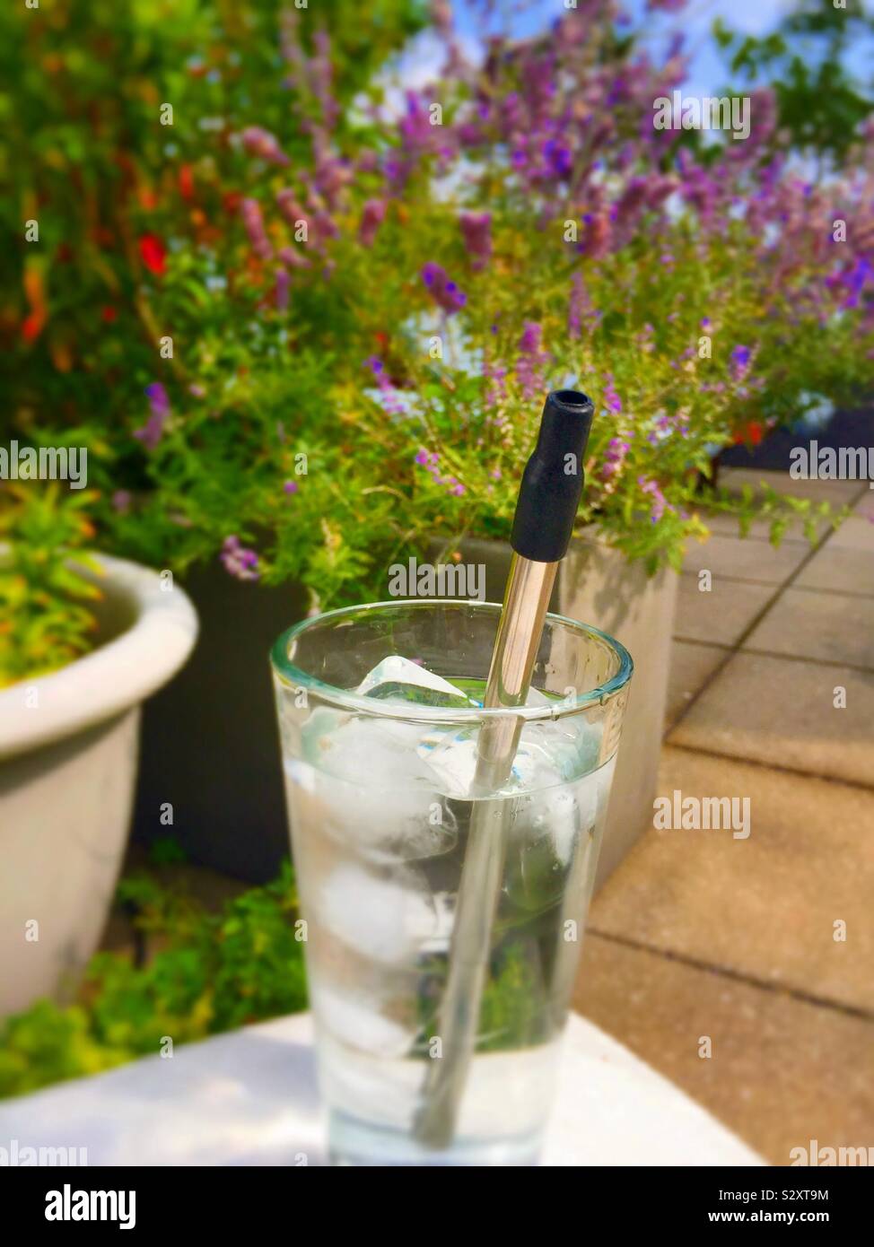 Vetro su un patio sul tetto con un acciaio inossidabile riutilizzabili per paglia, NYC, STATI UNITI D'AMERICA - Immagine stock catturata con smartphone
