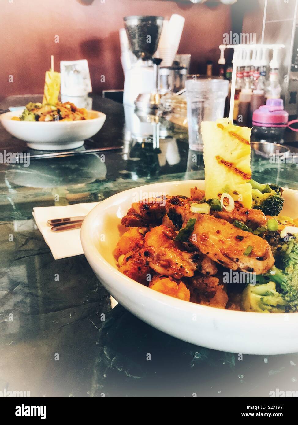 Colmi vignette in foto di due porzioni del Tot del mese sul menu- Teriyaki Tot, servita presso il contatore al Roslyn Cafe, Roslyn, WA Foto Stock