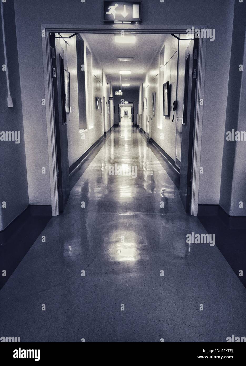 Lungo il corridoio dell'ospedale Foto Stock