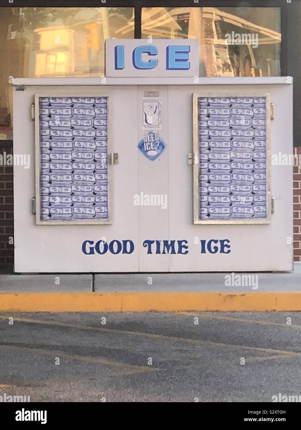 Macchina per il ghiaccio al di fuori di un negozio buon tempo Foto Stock