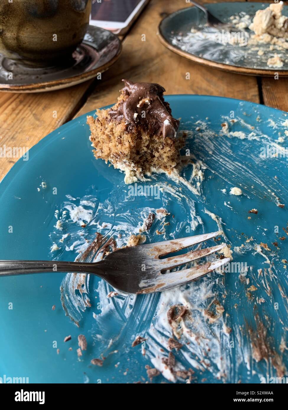 Isafjordur, Islanda - Settembre 2019: i resti di una torta di caffè e pranzo. - Immagine stock catturata con smartphone