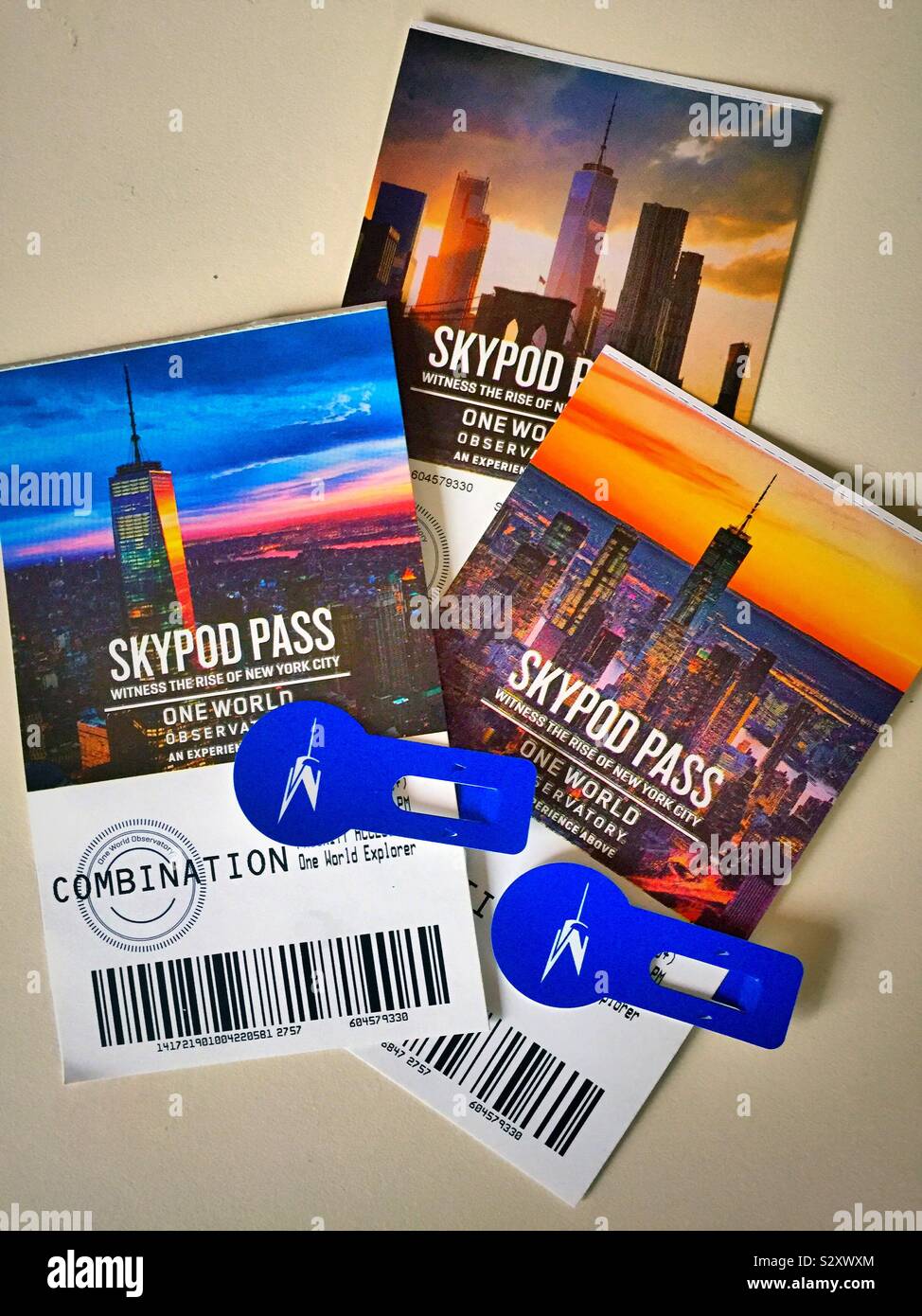 Ancora in vita di SkyPod passa, il ricevimento e la prova di acquisto i pulsanti per un commercio mondiale Observation Deck, NYC, STATI UNITI D'AMERICA - Immagine stock catturata con smartphone