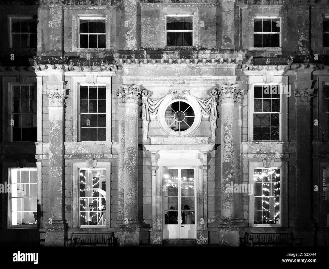 Gotico Patrimonio inglese Mansion Casa di pietra di notte in bianco e nero Foto Stock