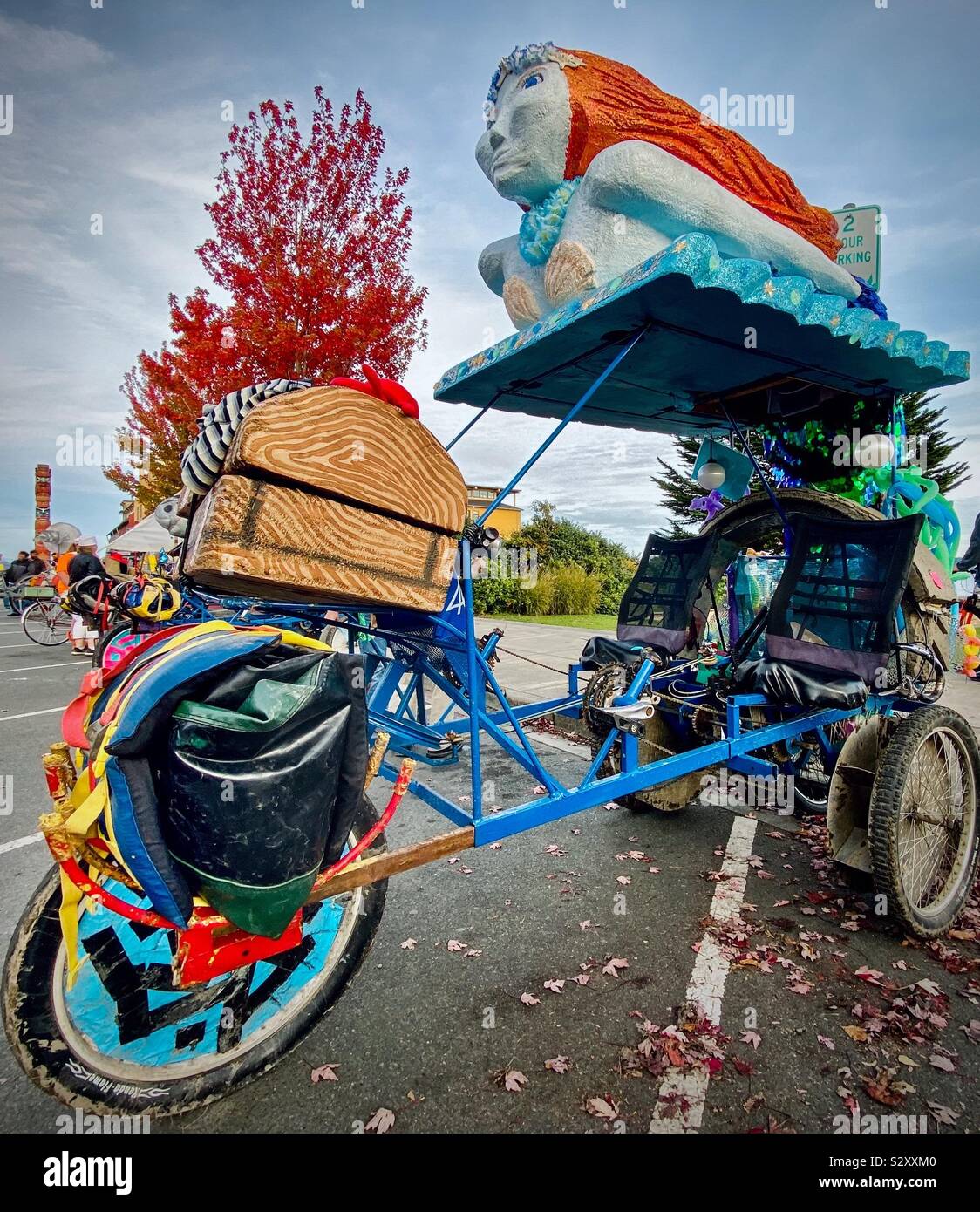 IPA Barnacle Babe, un partecipante nella scultura cinetica gara in Port Townsend WA, Stati Uniti d'America 2019. Le sculture sono human powered, e deve spostarsi su strada, acqua, fango e sabbia Foto Stock