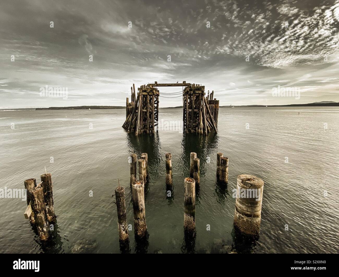 Abbandonato il vecchio Ferry Terminal e tralicci in Port Townsend, WA, Stati Uniti d'America nella Penisola Olimpica (seppia) Foto Stock