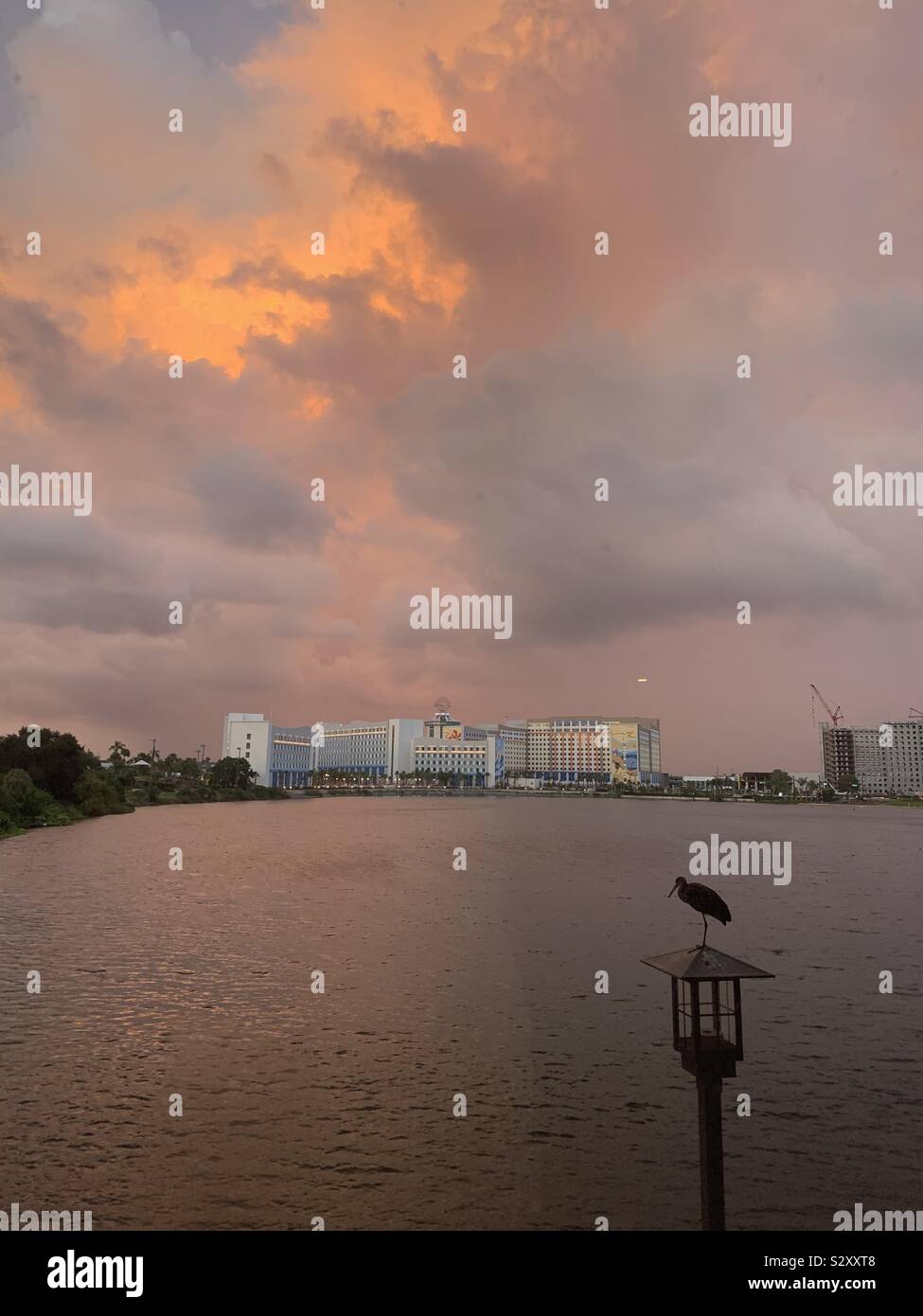 Cielo tempestoso oltre al Sandy Lake, Orlando Foto Stock